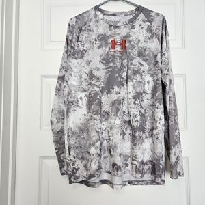 Men's Under Armour long sleeve loose shirt gray & white.